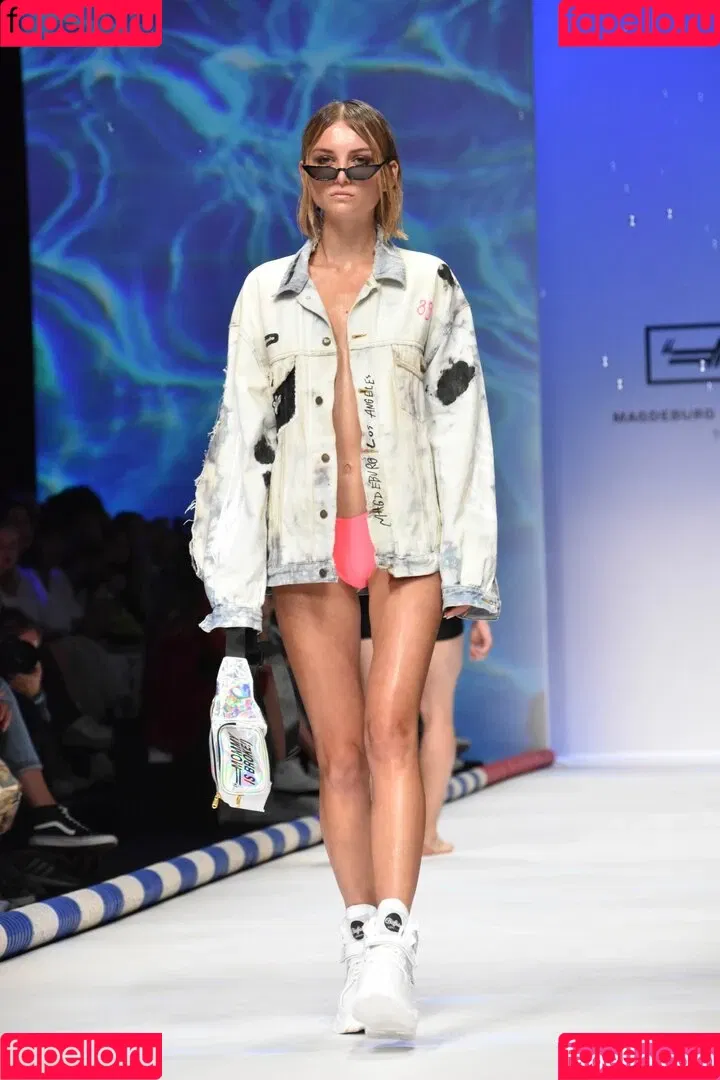 Juleslw / Julia Wulf Onlyfans Photo Gallery 