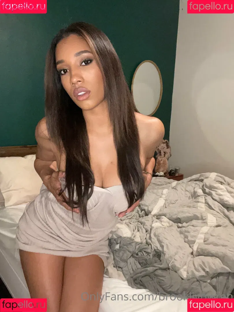 Brookliyn Wren / UFC Ring Girl / brookliyn_wren / brookliynwren / helloBROOKLIYN Onlyfans Photo Gallery 