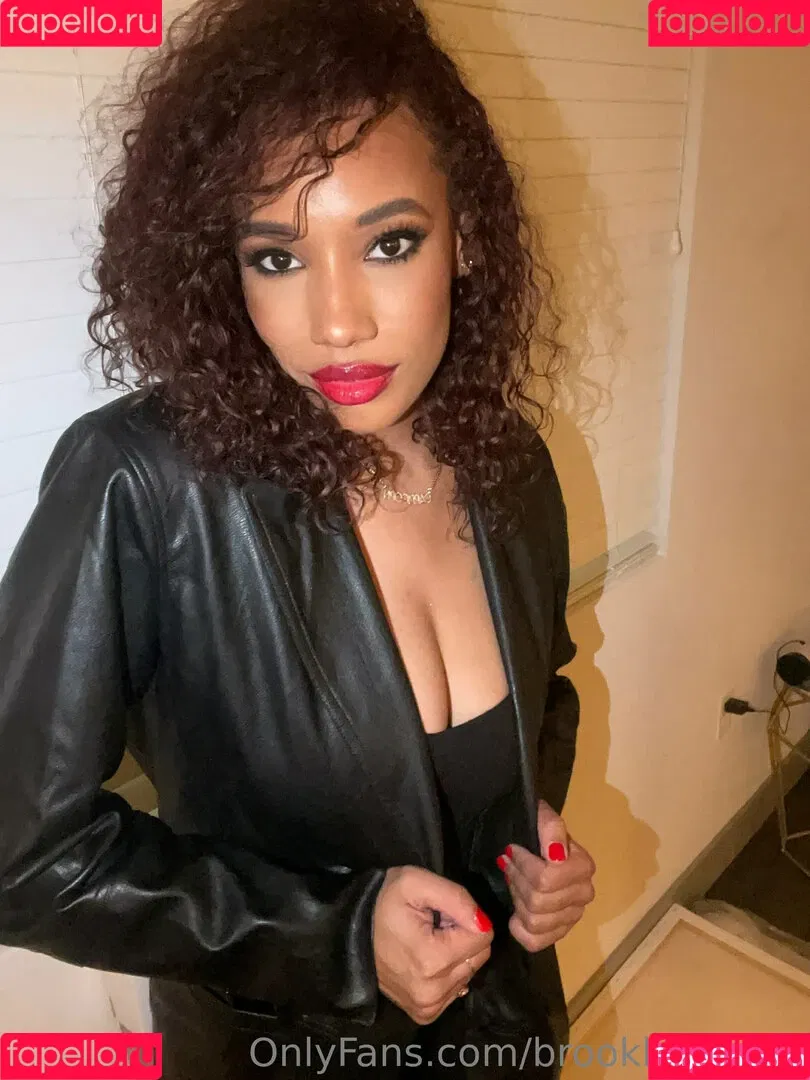 Brookliyn Wren / UFC Ring Girl / brookliyn_wren / brookliynwren / helloBROOKLIYN Onlyfans Photo Gallery 