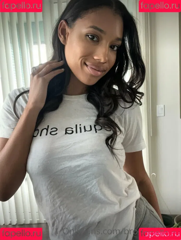 Brookliyn Wren / UFC Ring Girl / brookliyn_wren / brookliynwren / helloBROOKLIYN Onlyfans Photo Gallery 