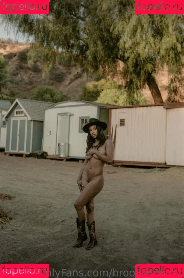 Brookliyn Wren / UFC Ring Girl / brookliyn_wren / brookliynwren / helloBROOKLIYN Onlyfans Photo Gallery 