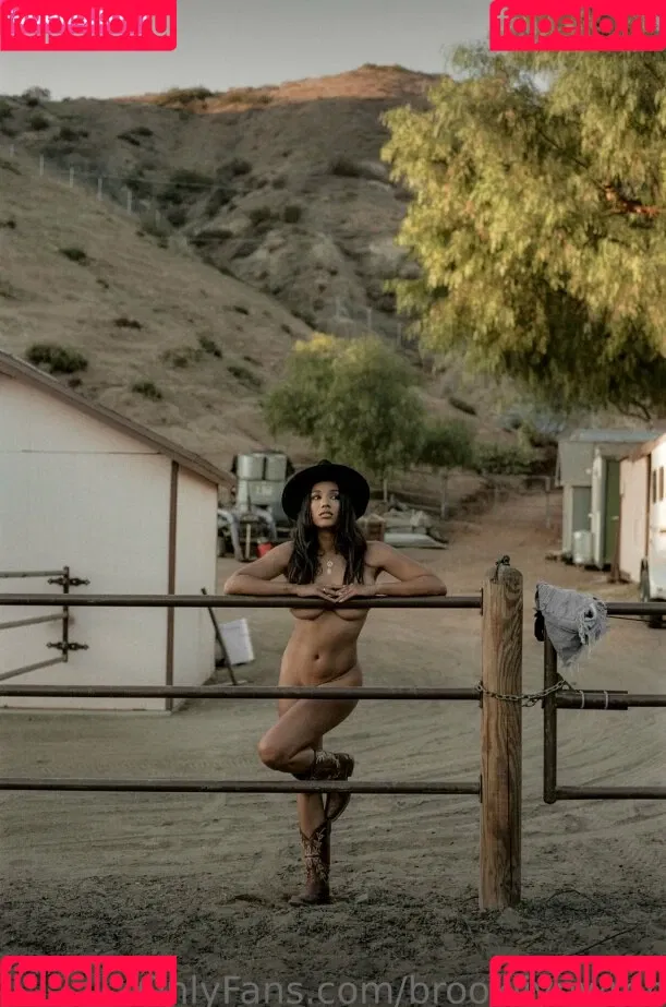 Brookliyn Wren / UFC Ring Girl / brookliyn_wren / brookliynwren / helloBROOKLIYN Onlyfans Photo Gallery 