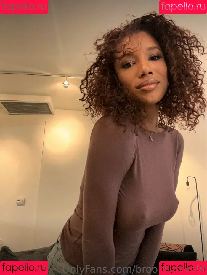 Brookliyn Wren / UFC Ring Girl / brookliyn_wren / brookliynwren / helloBROOKLIYN Onlyfans Photo Gallery 