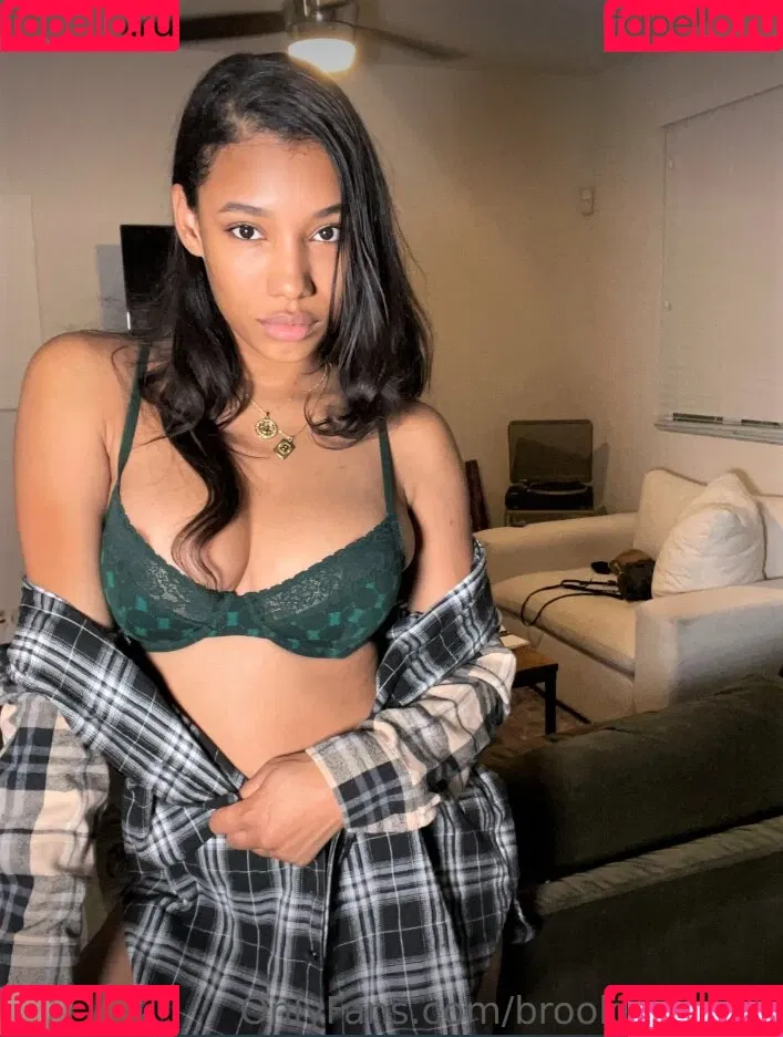 Brookliyn Wren / UFC Ring Girl / brookliyn_wren / brookliynwren / helloBROOKLIYN Onlyfans Photo Gallery 