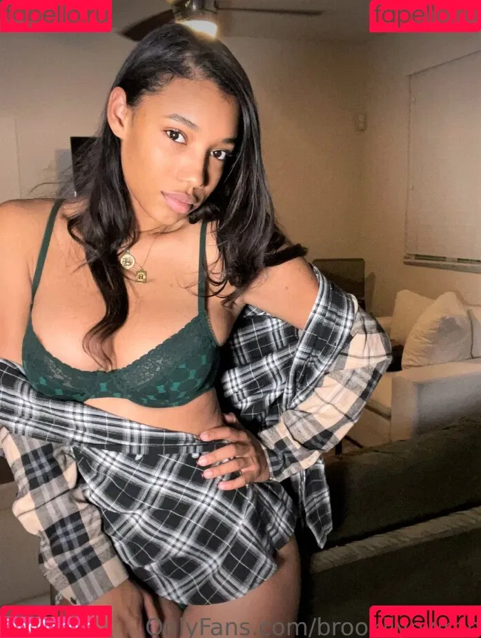 Brookliyn Wren / UFC Ring Girl / brookliyn_wren / brookliynwren / helloBROOKLIYN Onlyfans Photo Gallery 