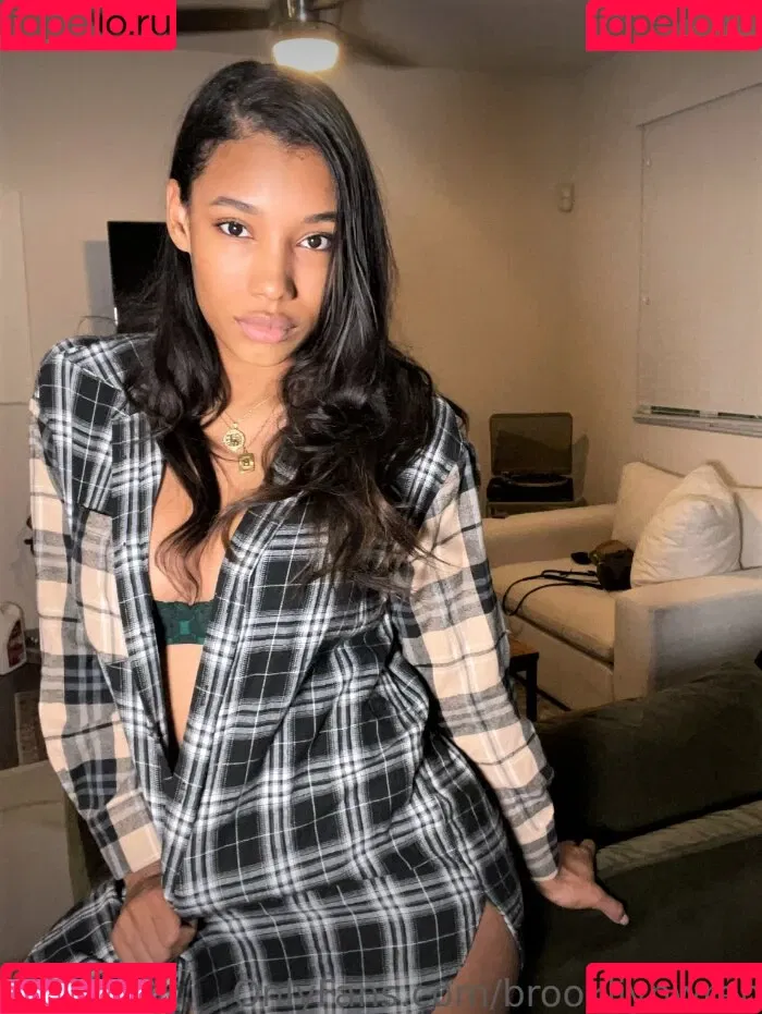 Brookliyn Wren / UFC Ring Girl / brookliyn_wren / brookliynwren / helloBROOKLIYN Onlyfans Photo Gallery 