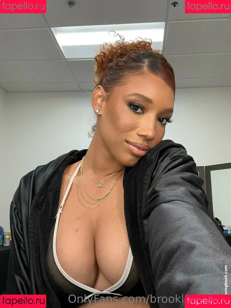 Brookliyn Wren / UFC Ring Girl / brookliyn_wren / brookliynwren / helloBROOKLIYN Onlyfans Photo Gallery 