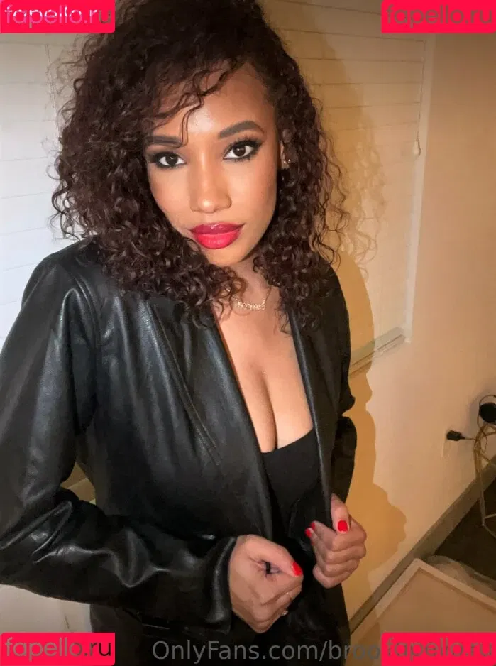Brookliyn Wren / UFC Ring Girl / brookliyn_wren / brookliynwren / helloBROOKLIYN Onlyfans Photo Gallery 