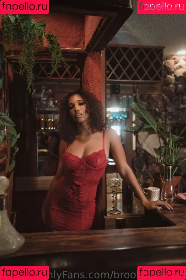 Brookliyn Wren / UFC Ring Girl / brookliyn_wren / brookliynwren / helloBROOKLIYN Onlyfans Photo Gallery 