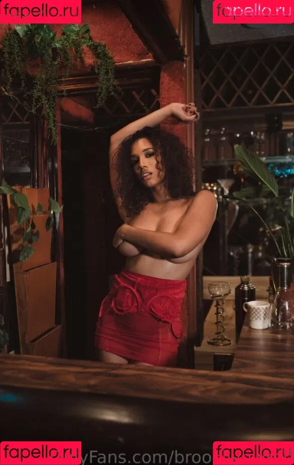 Brookliyn Wren / UFC Ring Girl / brookliyn_wren / brookliynwren / helloBROOKLIYN Onlyfans Photo Gallery 