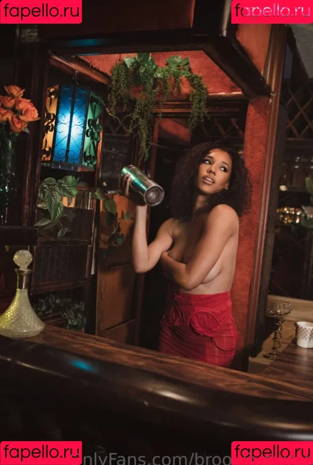 Brookliyn Wren / UFC Ring Girl / brookliyn_wren / brookliynwren / helloBROOKLIYN Onlyfans Photo Gallery 