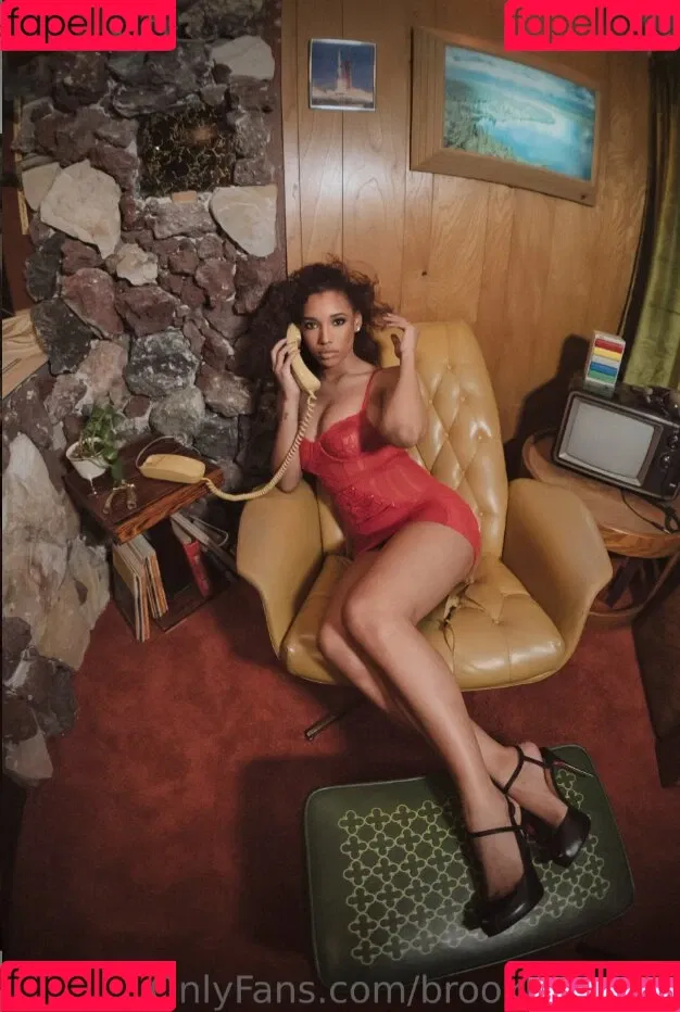 Brookliyn Wren / UFC Ring Girl / brookliyn_wren / brookliynwren / helloBROOKLIYN Onlyfans Photo Gallery 