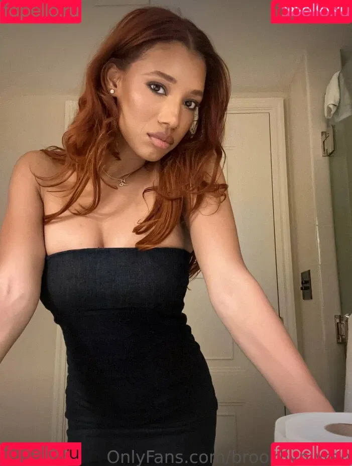 Brookliyn Wren / UFC Ring Girl / brookliyn_wren / brookliynwren / helloBROOKLIYN Onlyfans Photo Gallery 