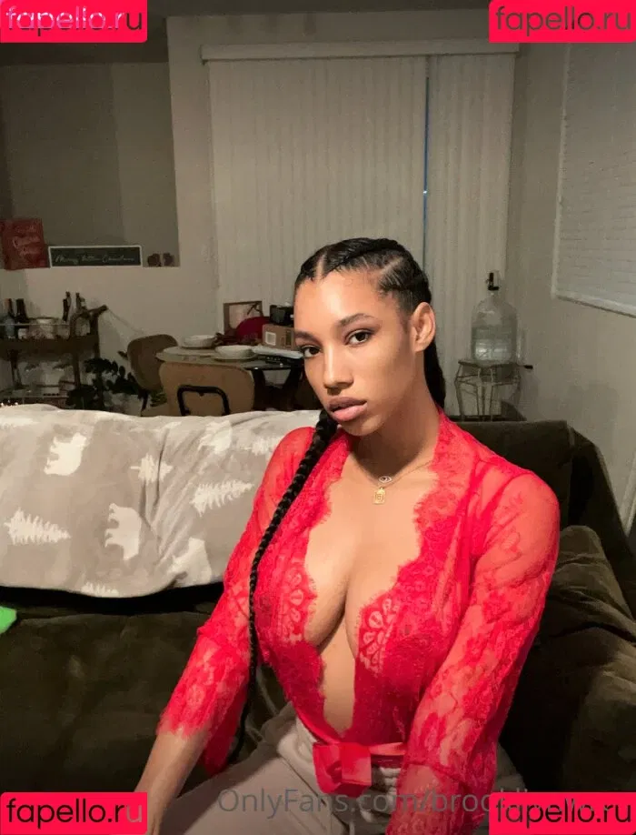 Brookliyn Wren / UFC Ring Girl / brookliyn_wren / brookliynwren / helloBROOKLIYN Onlyfans Photo Gallery 