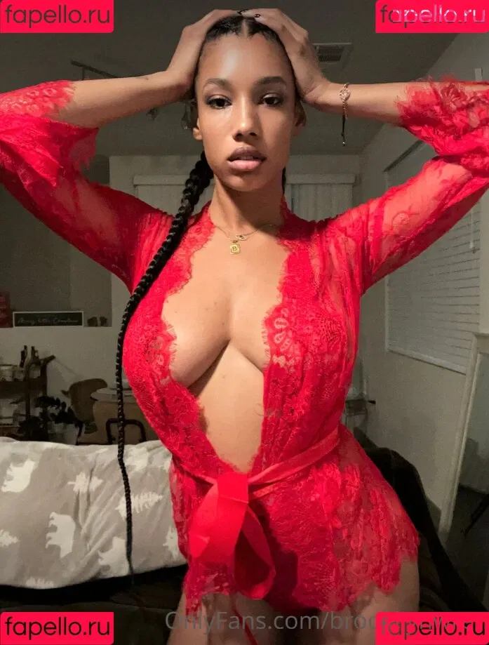 Brookliyn Wren / UFC Ring Girl / brookliyn_wren / brookliynwren / helloBROOKLIYN Onlyfans Photo Gallery 