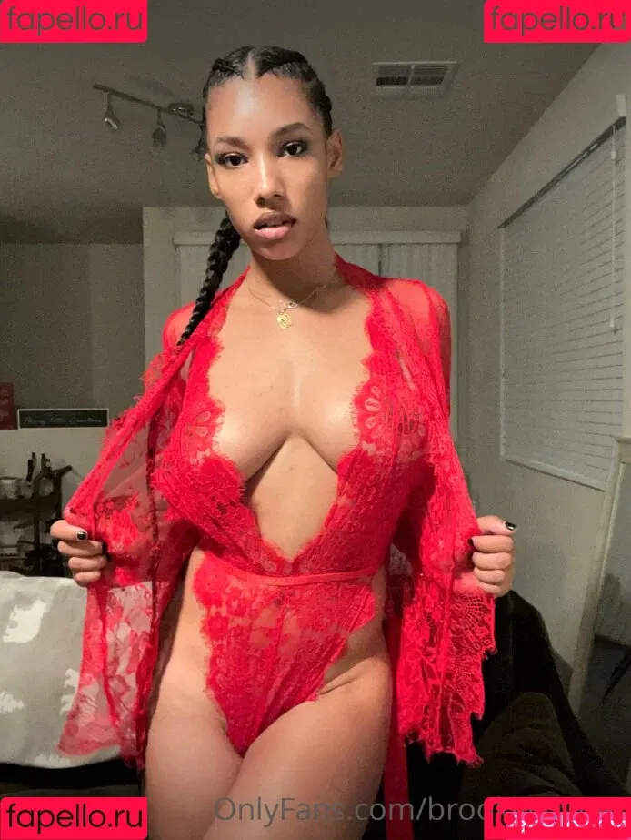 Brookliyn Wren / UFC Ring Girl / brookliyn_wren / brookliynwren / helloBROOKLIYN Onlyfans Photo Gallery 
