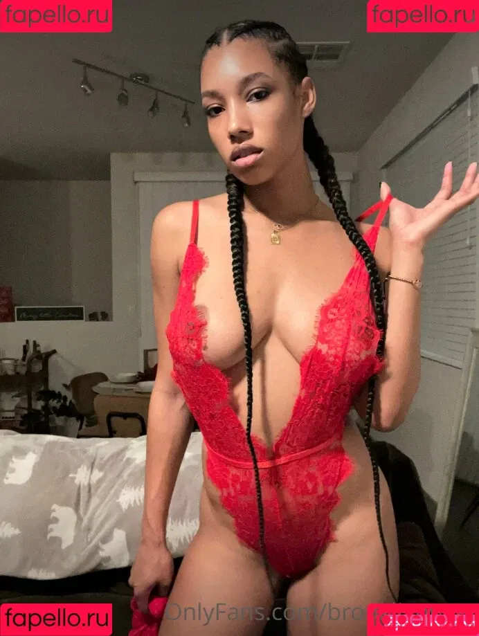 Brookliyn Wren / UFC Ring Girl / brookliyn_wren / brookliynwren / helloBROOKLIYN Onlyfans Photo Gallery 