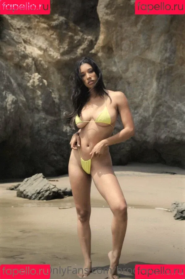 Brookliyn Wren / UFC Ring Girl / brookliyn_wren / brookliynwren / helloBROOKLIYN Onlyfans Photo Gallery 