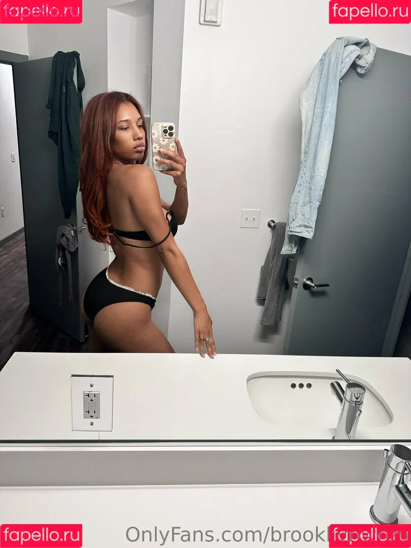 Brookliyn Wren / UFC Ring Girl / brookliyn_wren / brookliynwren / helloBROOKLIYN Onlyfans Photo Gallery 