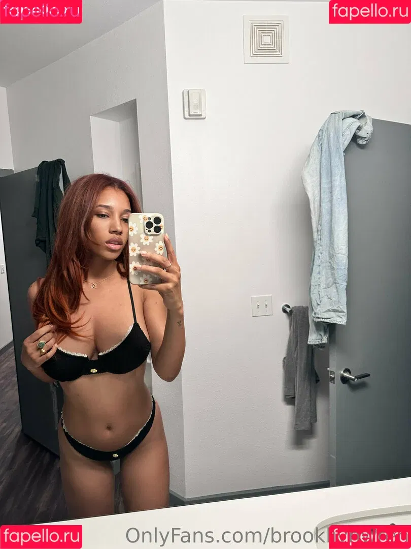Brookliyn Wren / UFC Ring Girl / brookliyn_wren / brookliynwren / helloBROOKLIYN Onlyfans Photo Gallery 