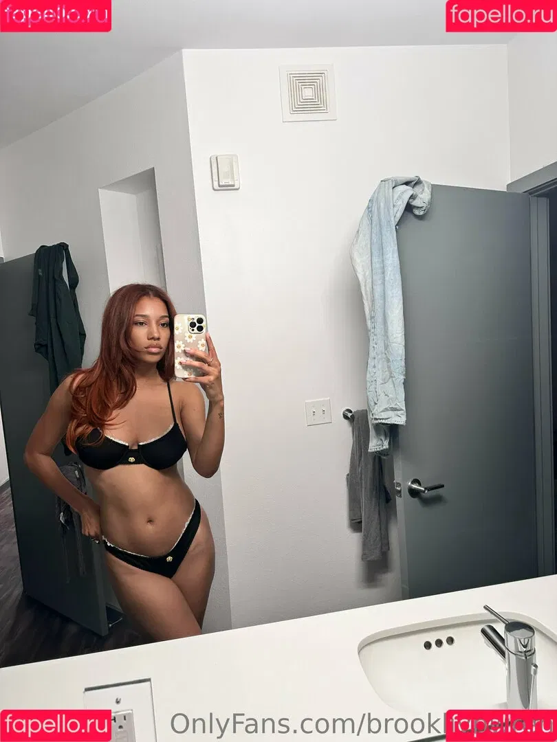 Brookliyn Wren / UFC Ring Girl / brookliyn_wren / brookliynwren / helloBROOKLIYN Onlyfans Photo Gallery 