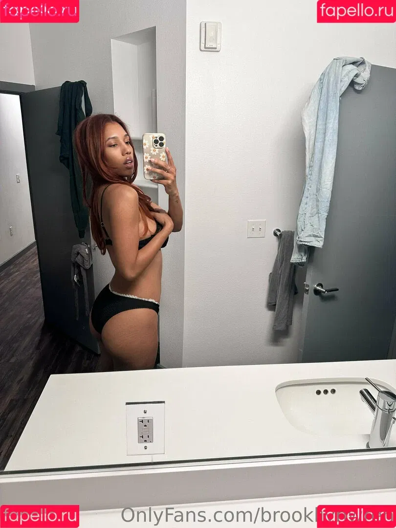 Brookliyn Wren / UFC Ring Girl / brookliyn_wren / brookliynwren / helloBROOKLIYN Onlyfans Photo Gallery 