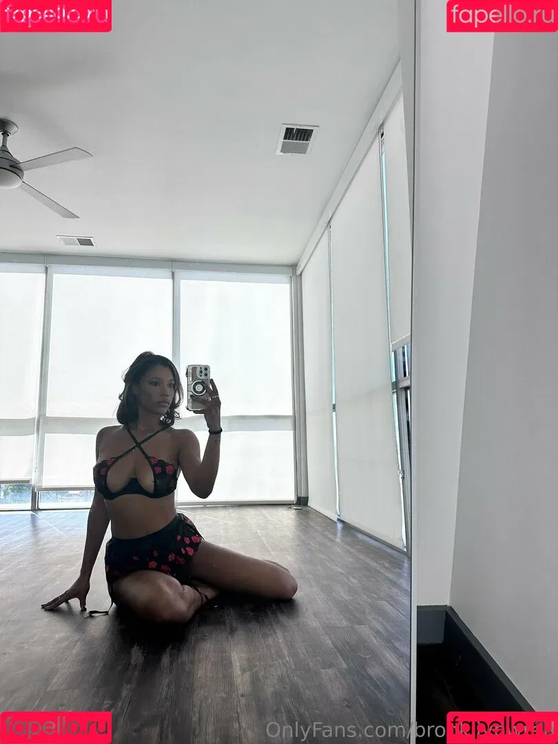 Brookliyn Wren / UFC Ring Girl / brookliyn_wren / brookliynwren / helloBROOKLIYN Onlyfans Photo Gallery 