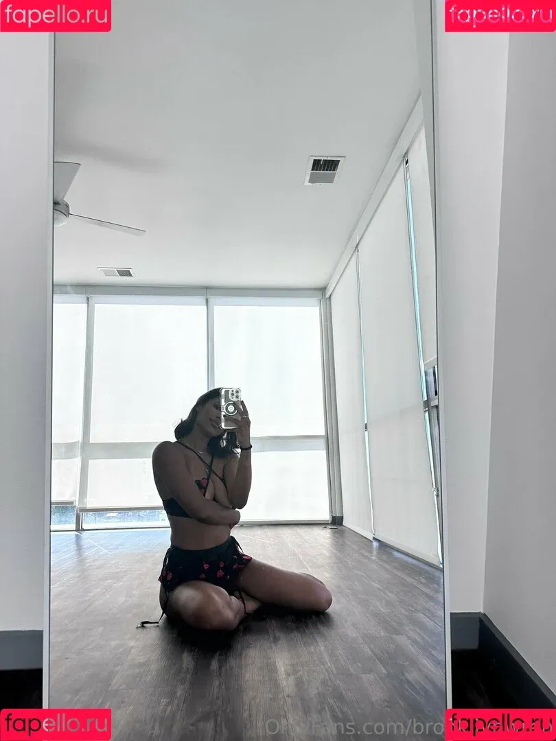 Brookliyn Wren / UFC Ring Girl / brookliyn_wren / brookliynwren / helloBROOKLIYN Onlyfans Photo Gallery 