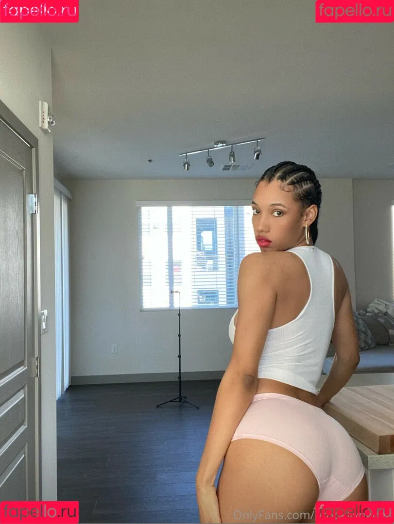 Brookliyn Wren / UFC Ring Girl / brookliyn_wren / brookliynwren / helloBROOKLIYN Onlyfans Photo Gallery 