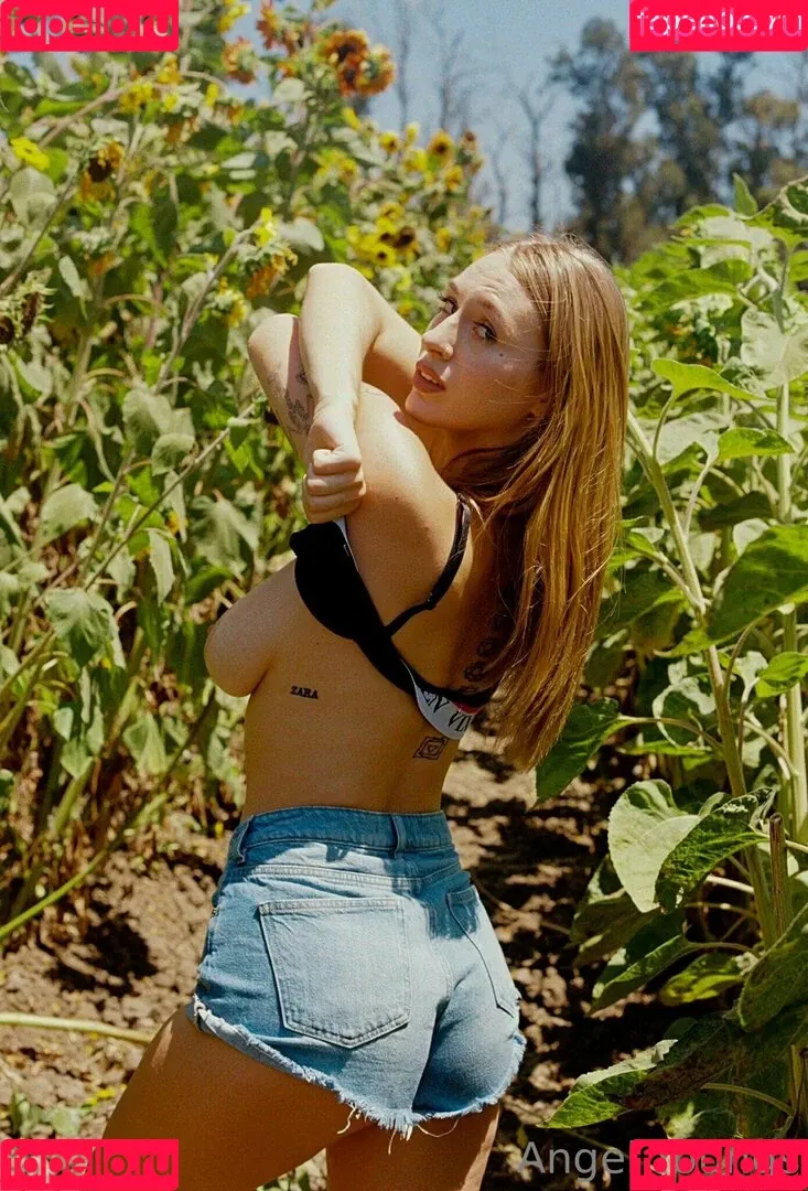 Angel Youngs / angelyoungs83 / angelyoungsxxx Onlyfans Photo Gallery 