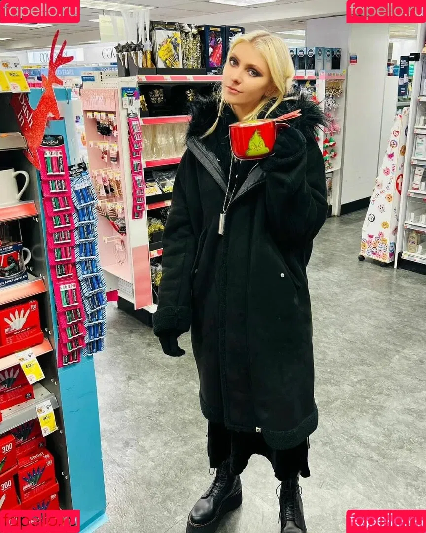 Taylor Momsen / aryelsoul / taylormomsen Onlyfans Photo Gallery 