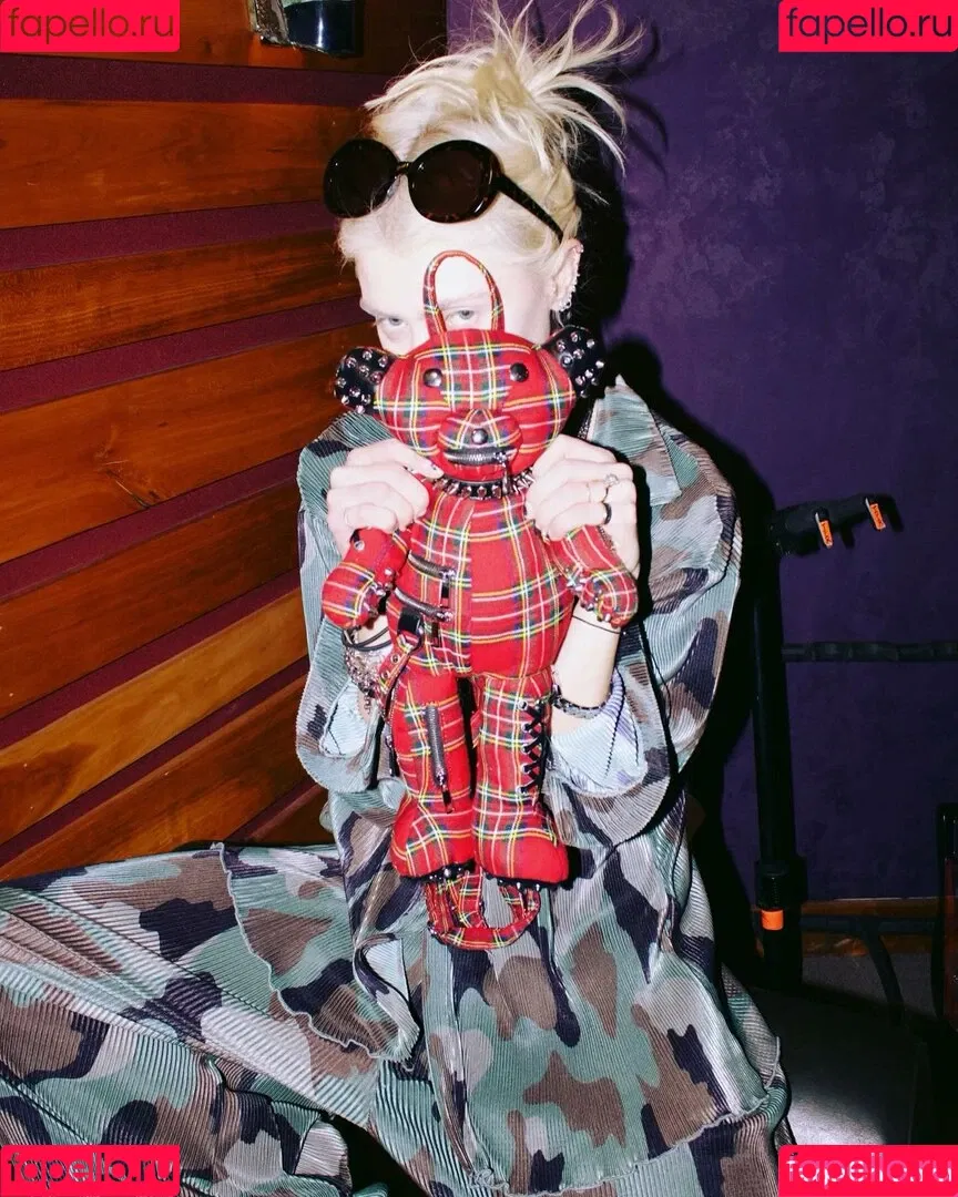 Taylor Momsen / aryelsoul / taylormomsen Onlyfans Photo Gallery 