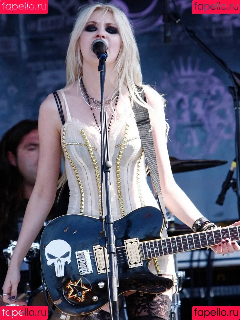 Taylor Momsen / aryelsoul / taylormomsen Onlyfans Photo Gallery 