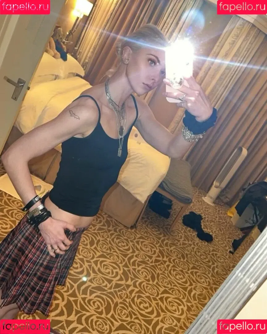 Taylor Momsen / aryelsoul / taylormomsen Onlyfans Photo Gallery 