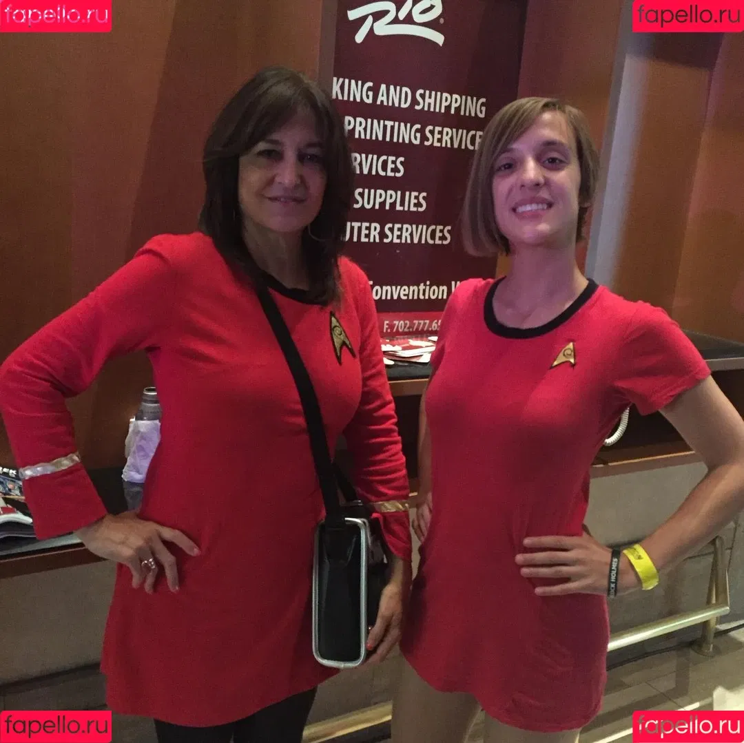 Ashley Victoria Robinson / ashleyvrobinson / gay1acarebearcub Onlyfans Photo Gallery 