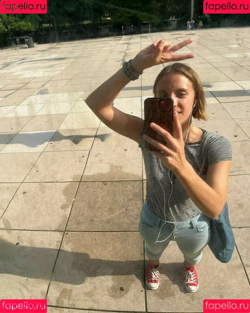 Ashley Victoria Robinson / ashleyvrobinson / gay1acarebearcub Onlyfans Photo Gallery 