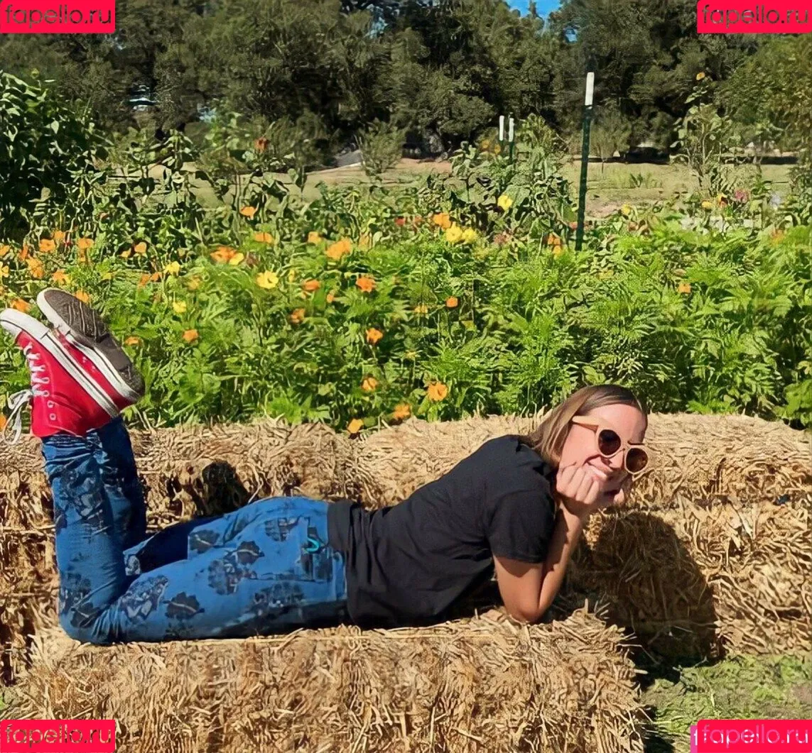 Ashley Victoria Robinson / ashleyvrobinson / gay1acarebearcub Onlyfans Photo Gallery 