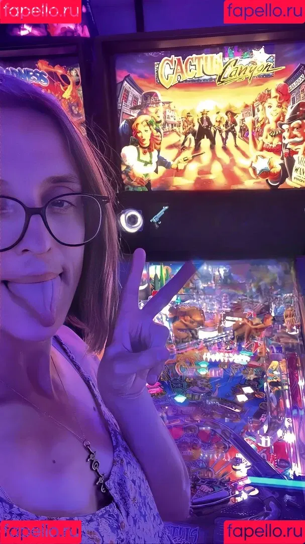 Ashley Victoria Robinson / ashleyvrobinson / gay1acarebearcub Onlyfans Photo Gallery 