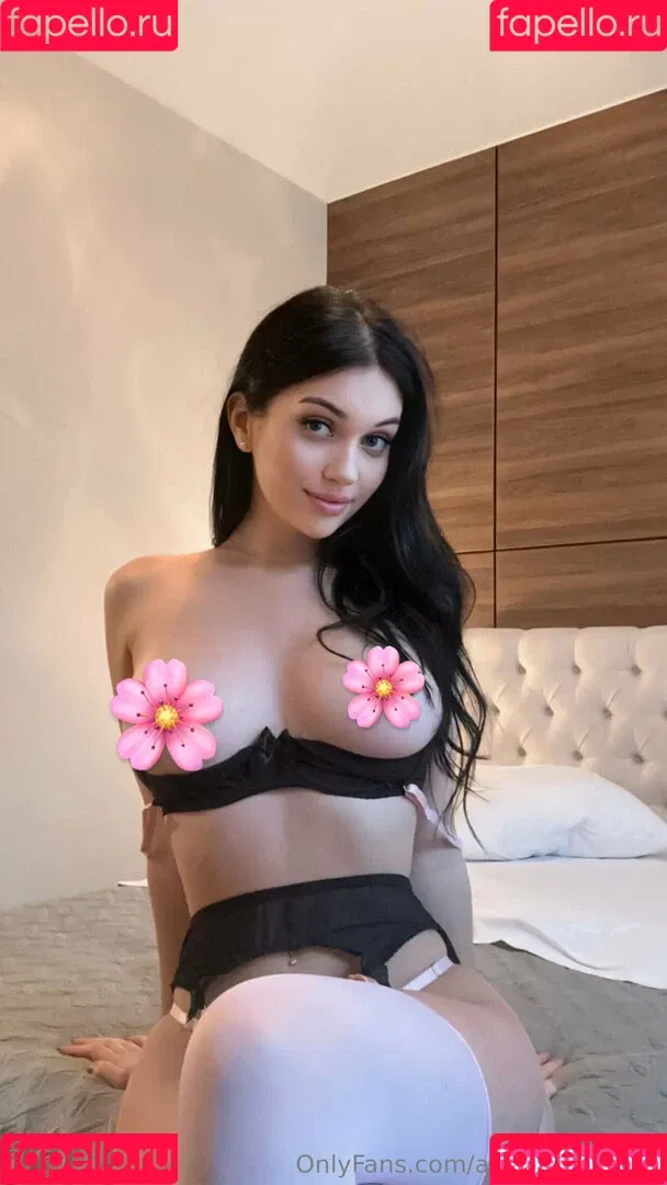 _tender0ni / ariadne_tender Onlyfans Photo Gallery 