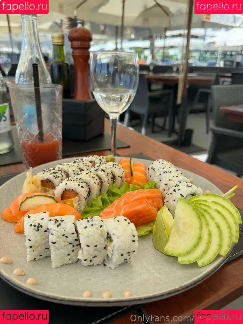 kira.asia.ts / kiranaroszie Onlyfans Photo Gallery 