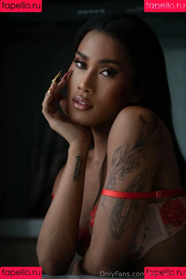 kira.asia.ts / kiranaroszie Onlyfans Photo Gallery 