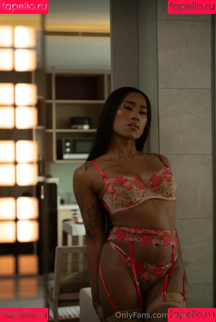 kira.asia.ts / kiranaroszie Onlyfans Photo Gallery 