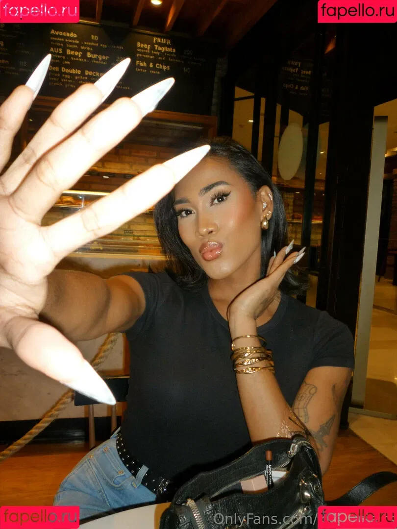 kira.asia.ts / kiranaroszie Onlyfans Photo Gallery 