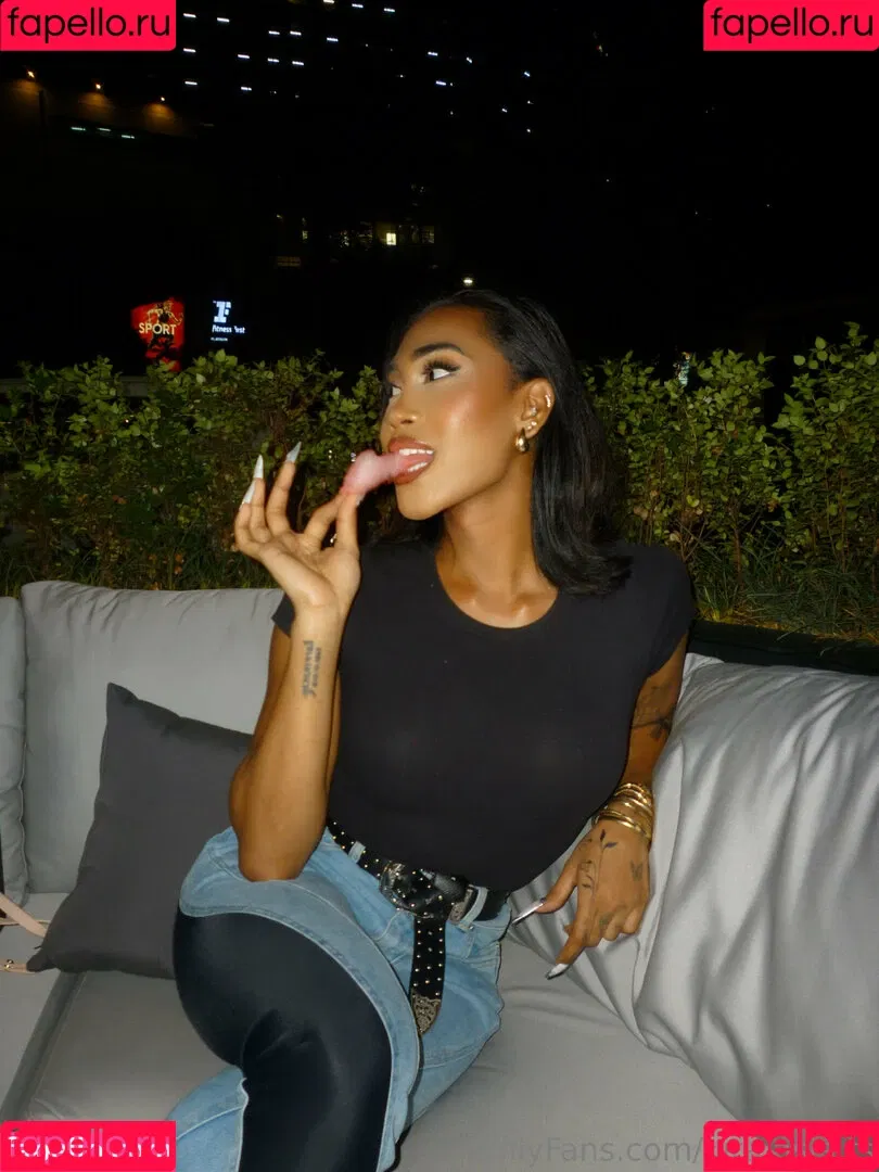 kira.asia.ts / kiranaroszie Onlyfans Photo Gallery 