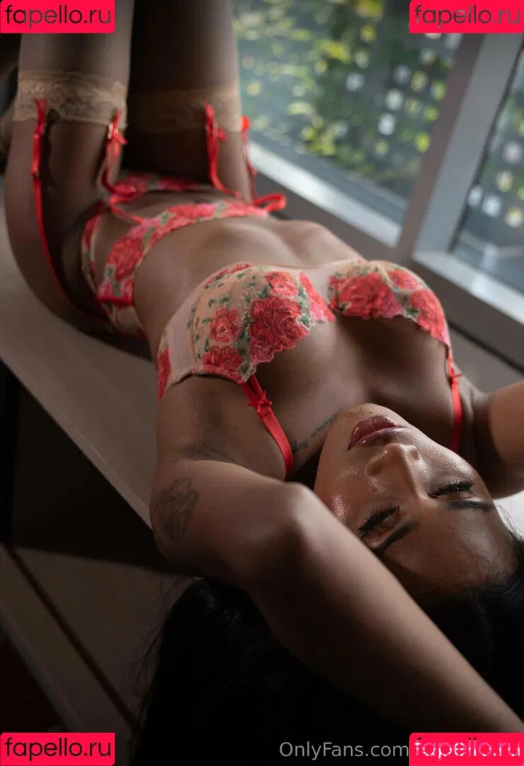 kira.asia.ts / kiranaroszie Onlyfans Photo Gallery 