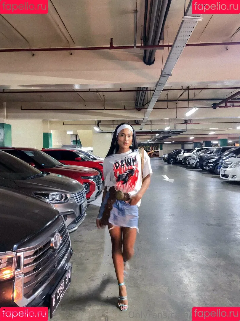 kira.asia.ts / kiranaroszie Onlyfans Photo Gallery 