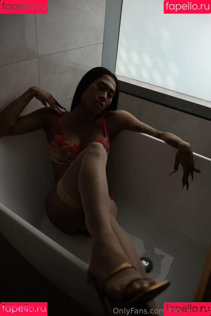 kira.asia.ts / kiranaroszie Onlyfans Photo Gallery 