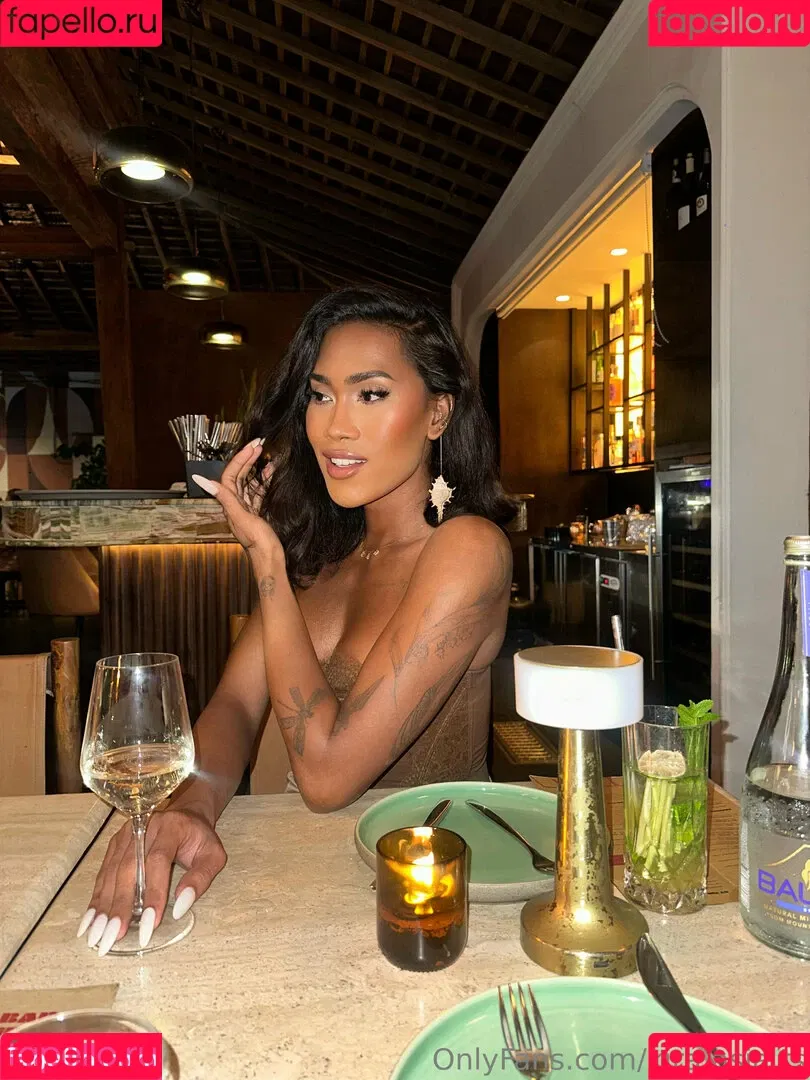 kira.asia.ts / kiranaroszie Onlyfans Photo Gallery 