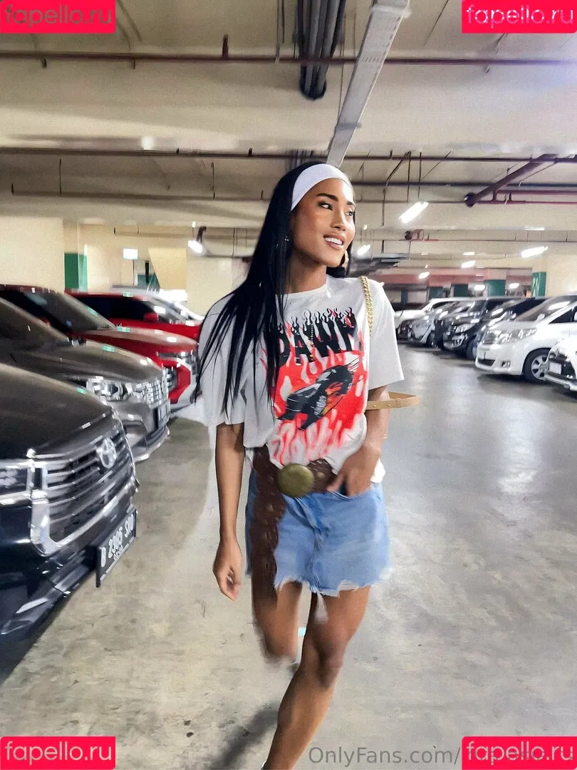 kira.asia.ts / kiranaroszie Onlyfans Photo Gallery 