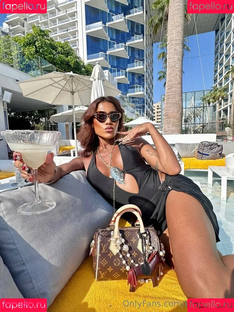 kira.asia.ts / kiranaroszie Onlyfans Photo Gallery 